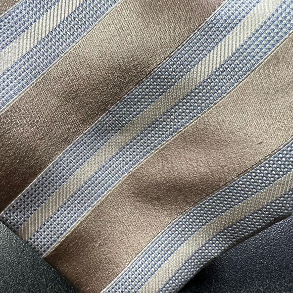 Donald J. Trump Mens Tie Necktie Beige Stripe 100% Silk Tied Narrow Woven 60 in - Picture 2 of 8